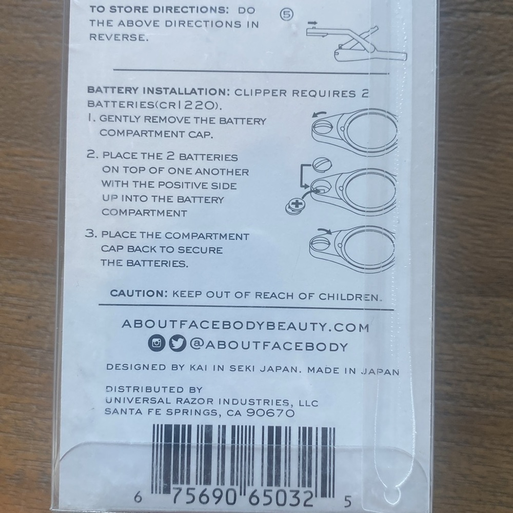 About Beauty Nail Clipper with Magnifier, Nail Catcher and LED Light, NIP - Picture 7 of 7